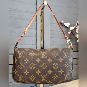 Authentic LOUIS VUITTON Pochette Accessoires Shoulder Bag